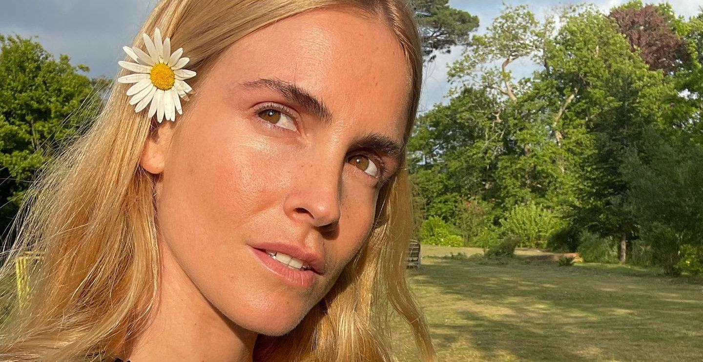 Blanca Miró Scrimieri w sukience polskiej marki. Ten model kosztuje mniej niż 100zł i wciąż jest dostępny w pełnej rozmiarówce