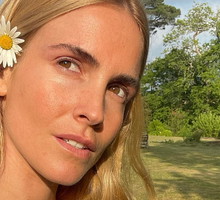 Blanca Miró Scrimieri w sukience polskiej marki. Ten model kosztuje mniej niż 100zł i wciąż jest dostępny w pełnej rozmiarówce