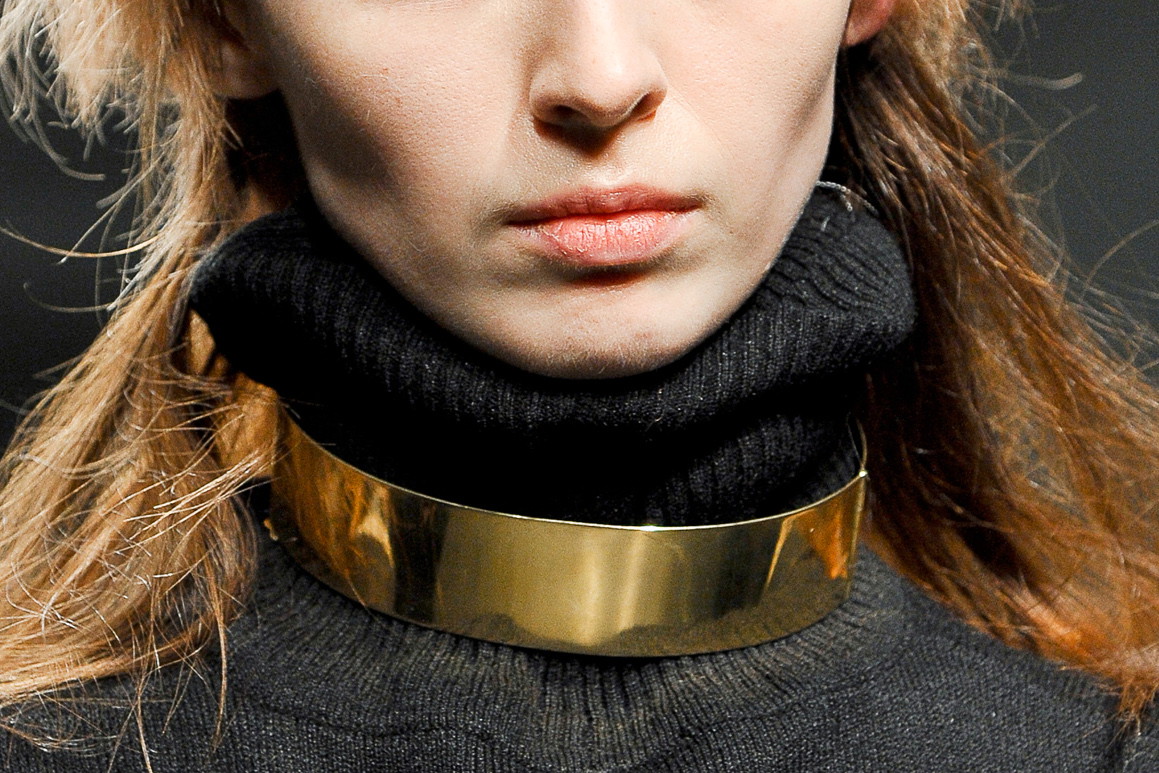 Choker na pokazach mody