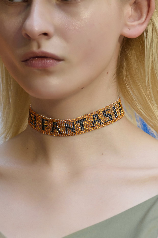 Choker na pokazach mody