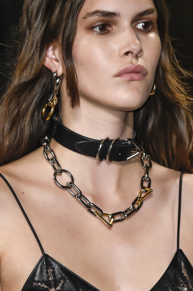 Choker na pokazach mody