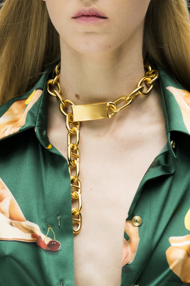 Choker na pokazach mody