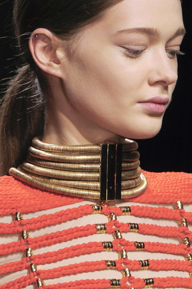 Choker na pokazach mody