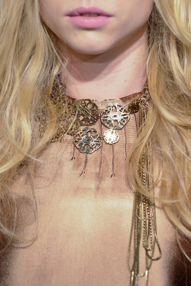Choker na pokazach mody
