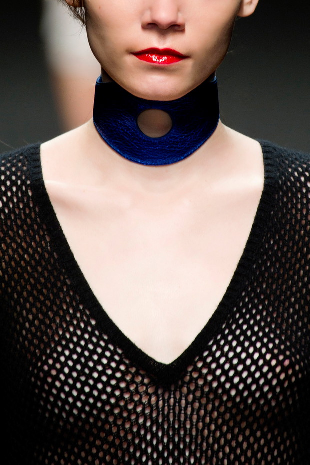 Choker na pokazach mody