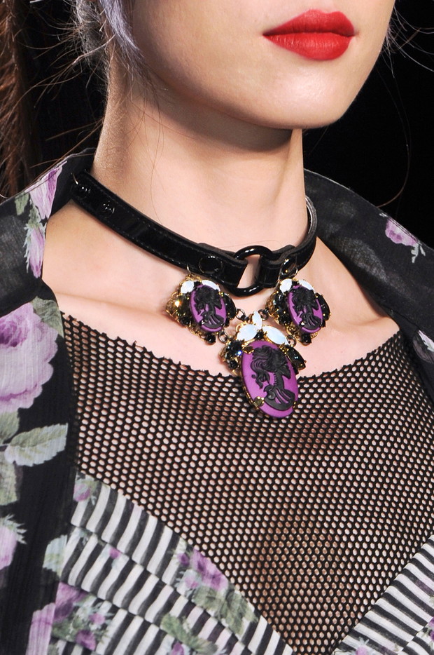 Choker na pokazach mody