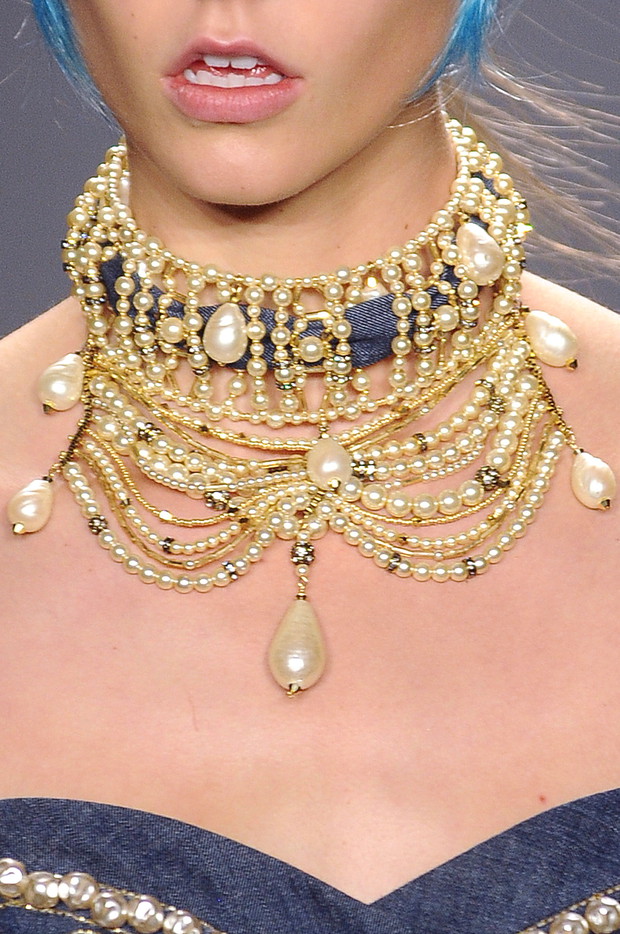 Choker na pokazach mody