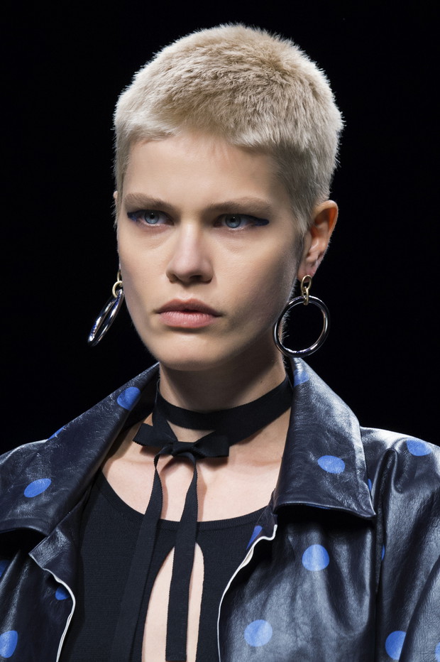Choker na pokazach mody