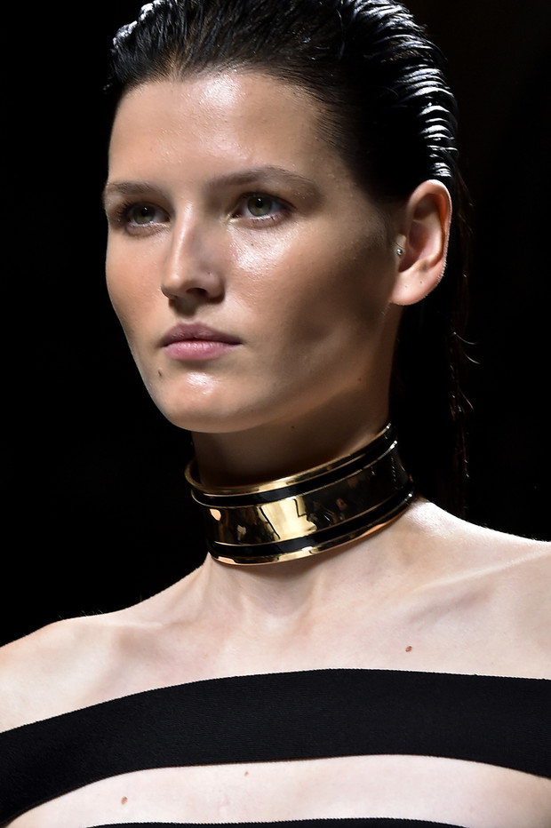 Choker na pokazach mody