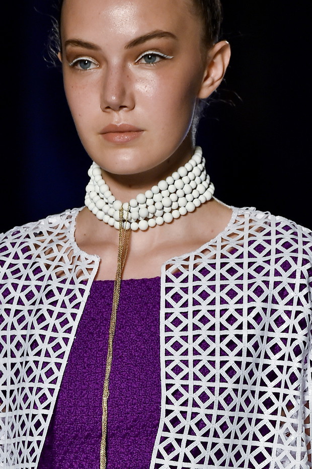 Choker na pokazach mody