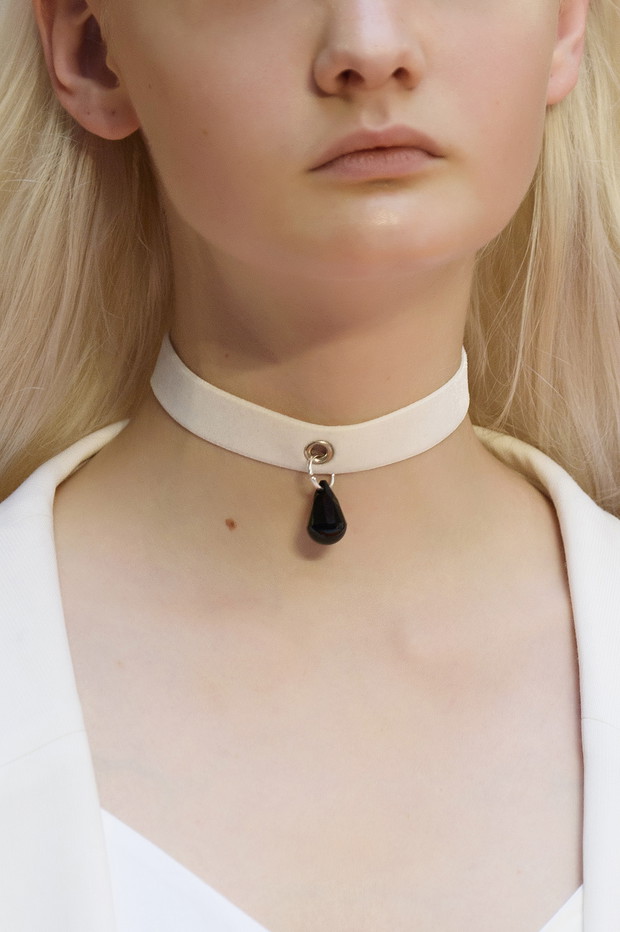 Choker na pokazach mody