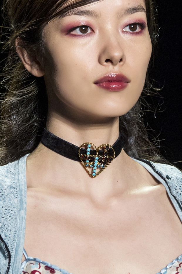 Choker na pokazach mody