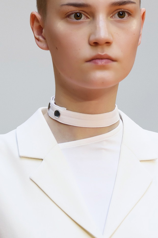 Choker na pokazach mody