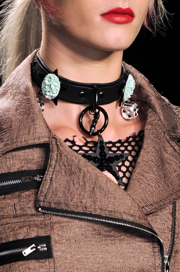 Choker na pokazach mody