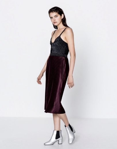 Wyprzedaże w PULL&BEAR: Błyszczące body z węzłem przy dekolcie