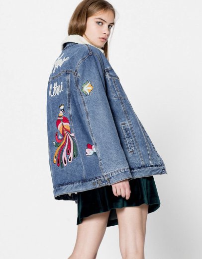 Wyprzedaże w PULL&BEAR: Denimowa kurtka z haftem na plecach