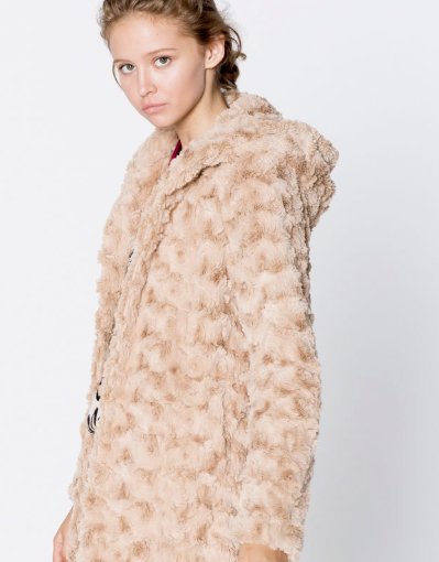 Wyprzedaże w PULL&BEAR: Futrzany płaszcz
