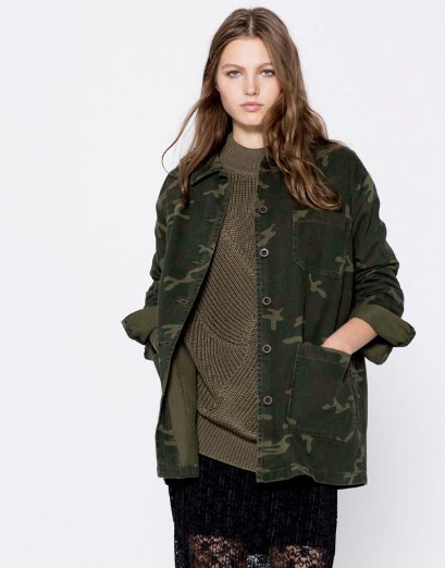 Wyprzedaże w PULL&BEAR: Kurtka w barwach moro