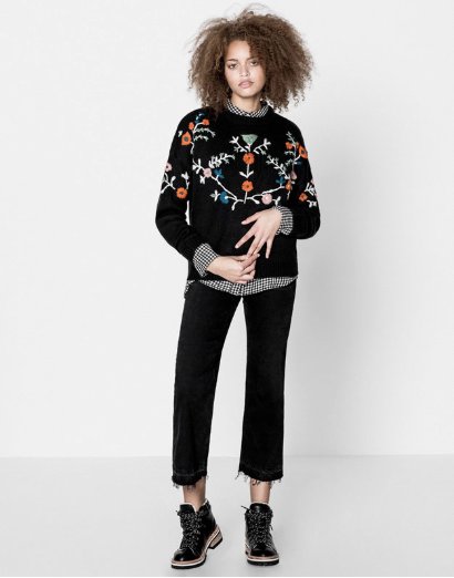 Wyprzedaże w PULL&BEAR: Sweter w haftowane kwiaty