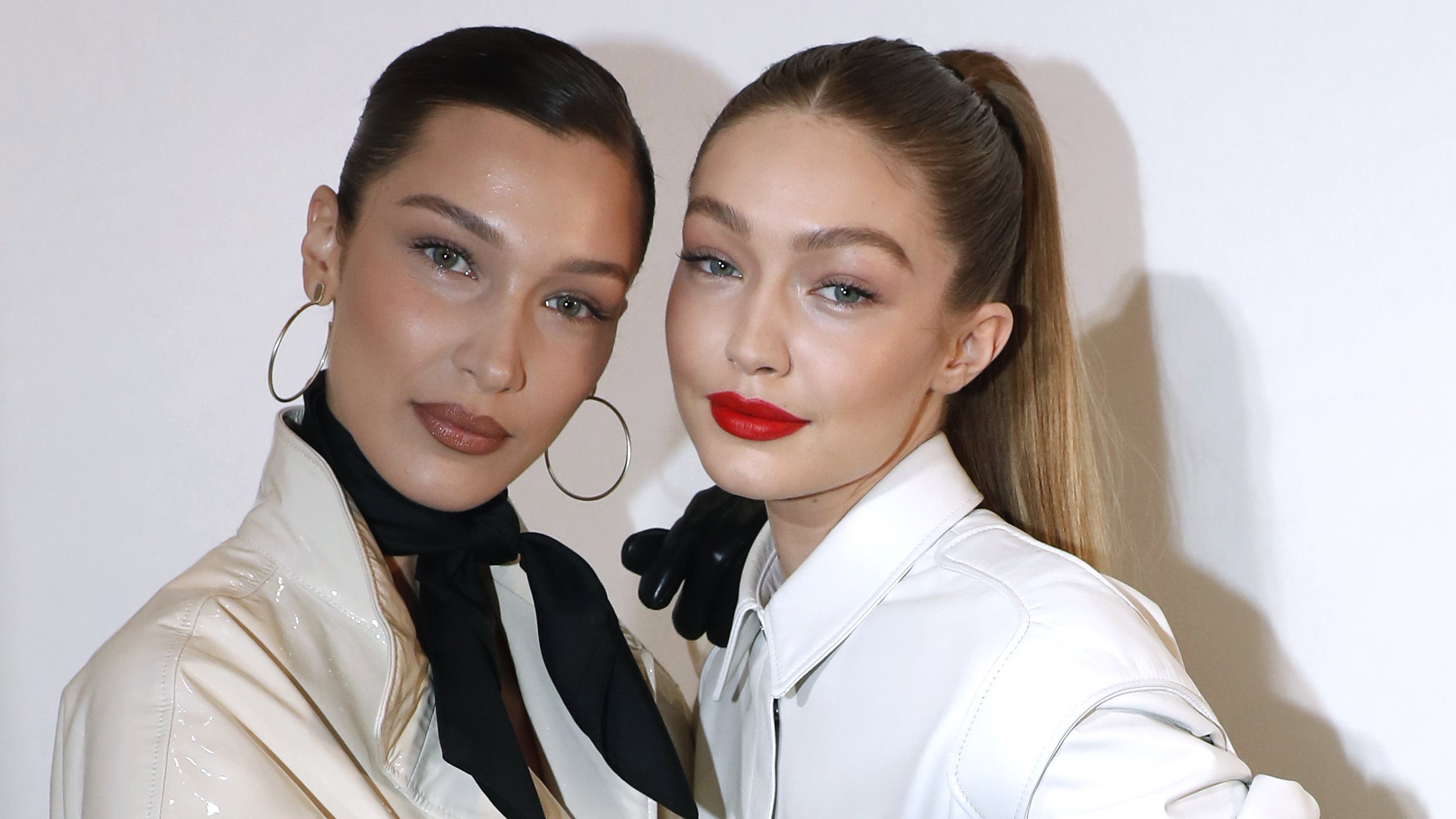 gigi-i-bella-hadid-z-ogolonymi-glowami-na-pokazie-marca-jacobsa7-4cde3cd