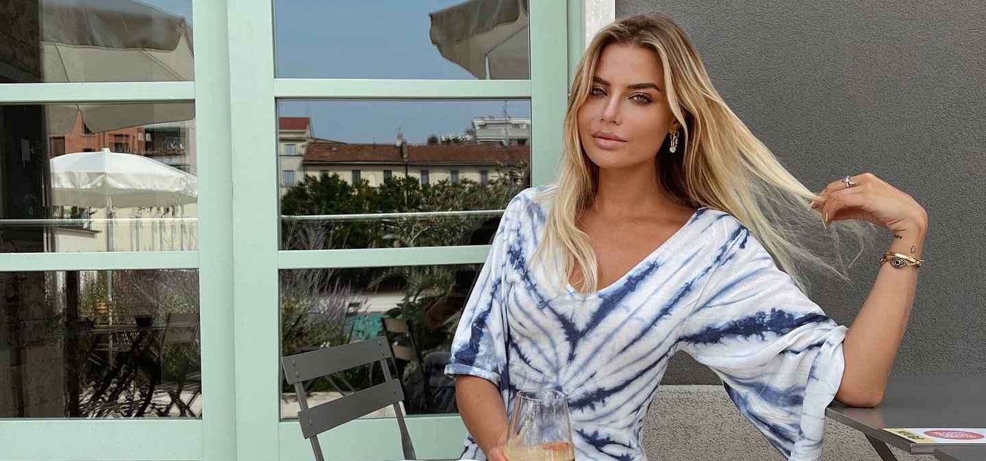 Dad sandals to kolejne „brzydkie” buty, które pokochał świat mody. Stylizacje influencerek pomogą dostrzec w nich piękno