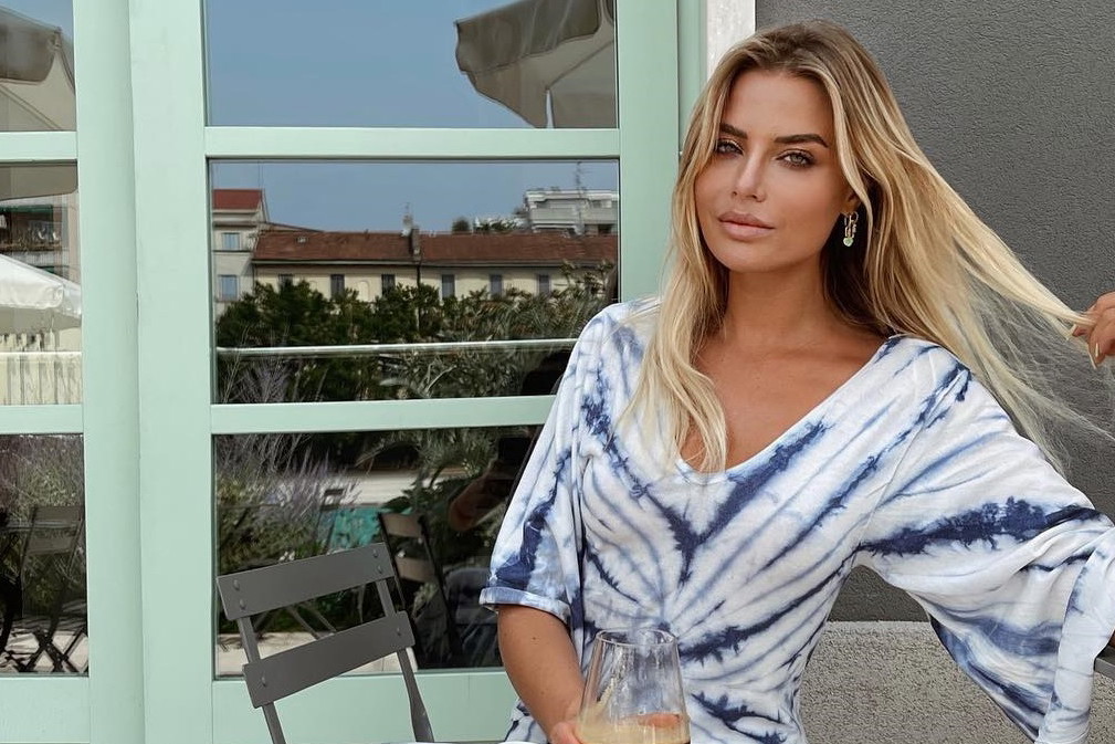 Dad sandals to kolejne „brzydkie” buty, które pokochał świat mody. Stylizacje influencerek pomogą dostrzec w nich piękno