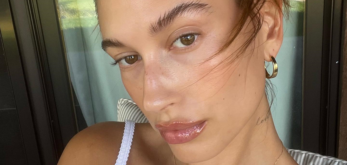 Hailey Bieber do perfekcji opanowała pielęgnację cery. Do oczyszczenia używa taniego kosmetyku marki, którą uwielbiają Polki