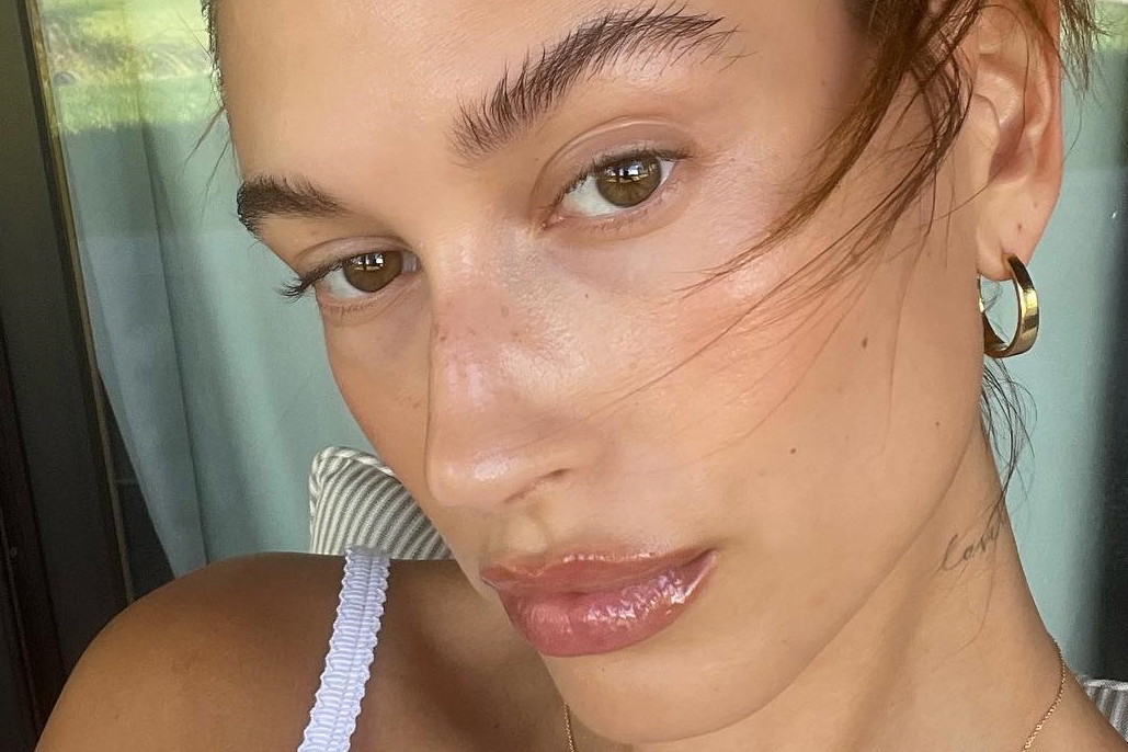 Hailey Bieber do perfekcji opanowała pielęgnację cery. Do oczyszczenia używa taniego kosmetyku marki, którą uwielbiają Polki