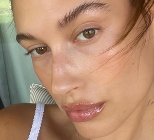 Hailey Bieber do perfekcji opanowała pielęgnację cery. Do oczyszczenia używa taniego kosmetyku marki, którą uwielbiają Polki