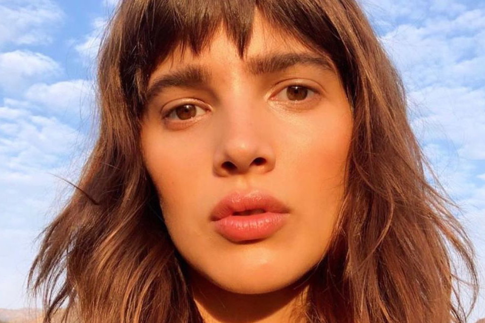 „Sachel” to najbardziej cool fryzura na lato, która modna będzie także jesienią. Gdyby to dziś kręcono „Przyjaciół” Rachel nosiłaby właśnie ją!
