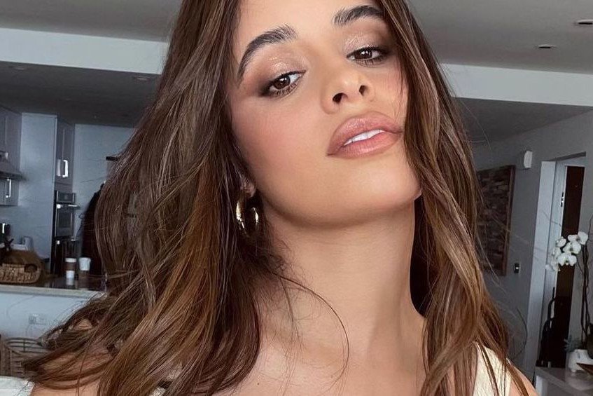 Camila Cabello w sukience z polską metką! W dopasowanej mini w kwiaty wygląda totalnie hot