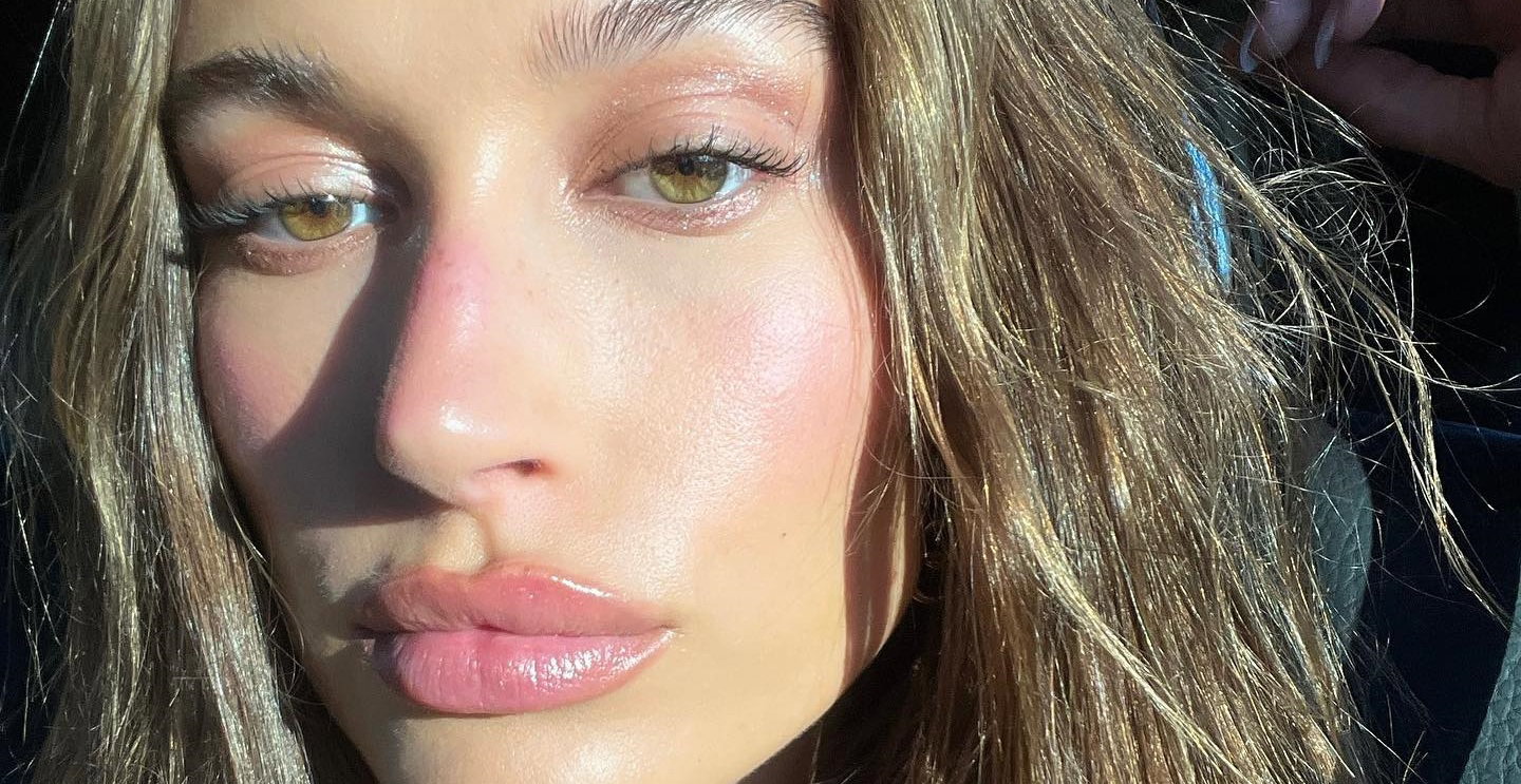 Hailey Bieber znalazła idealny kosmetyk do demakijażu. Nie tylko oczyszcza, ale jeszcze pięknie rozświetla cerę. Tego potrzebowałyśmy!