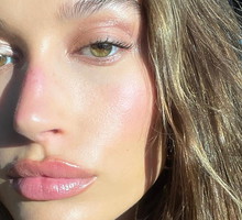 Hailey Bieber znalazła idealny kosmetyk do demakijażu. Nie tylko oczyszcza, ale jeszcze pięknie rozświetla cerę. Tego potrzebowałyśmy!