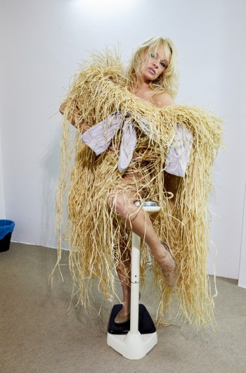 Pamela Anderson w kampanii Vivienne Westwood wiosna-lato 2017