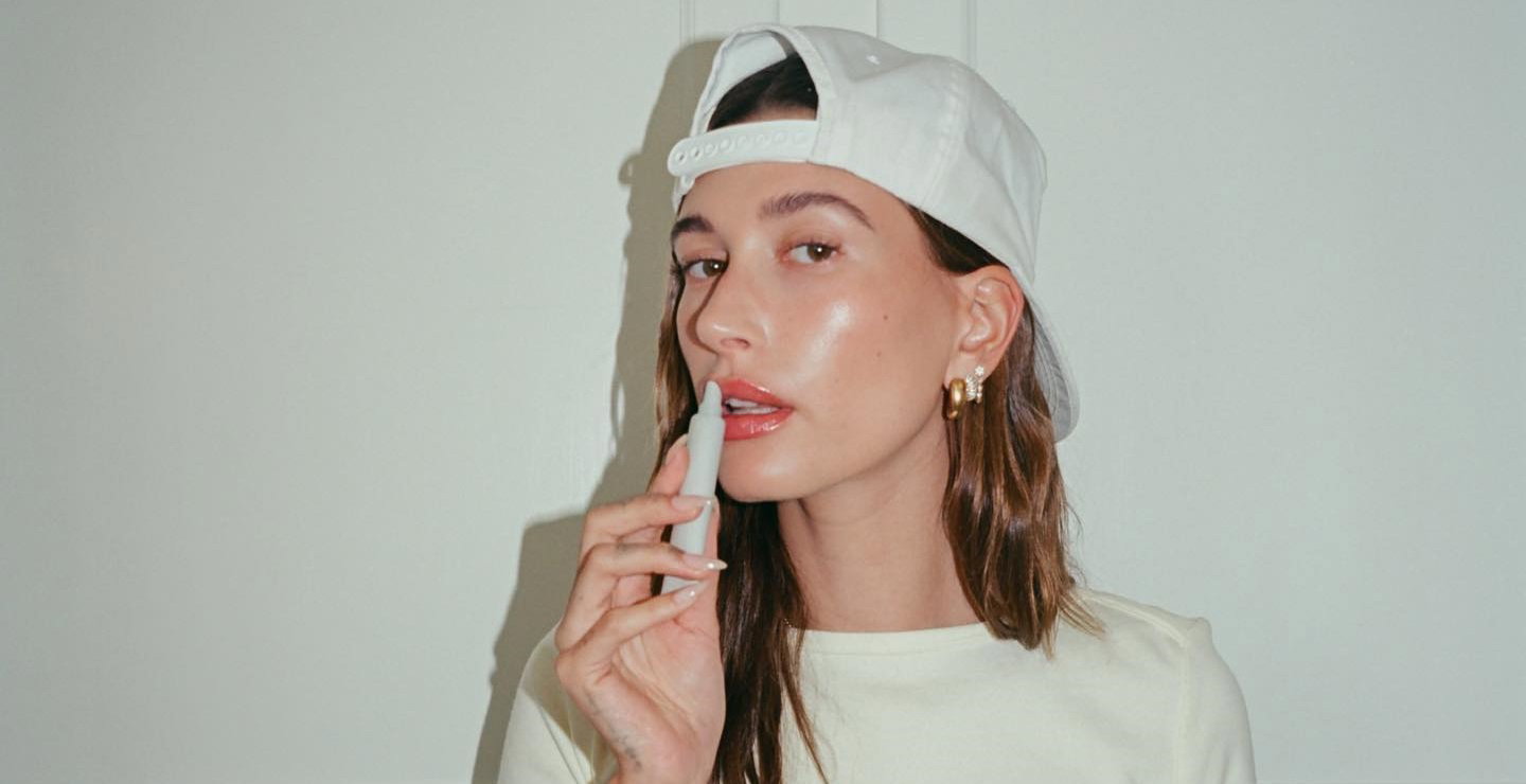 Wargi „glazed donut” to nowy trend lansowany przez Hailey Bieber. Lukrowane usta brzmią pysznie i mogą takie być
