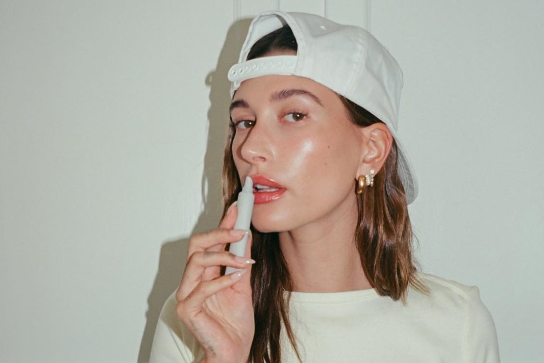 Wargi „glazed donut” to nowy trend lansowany przez Hailey Bieber. Lukrowane usta brzmią pysznie i mogą takie być