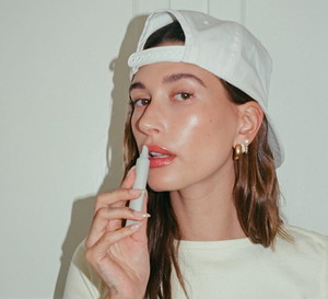 Wargi „glazed donut” to nowy trend lansowany przez Hailey Bieber. Lukrowane usta brzmią pysznie i mogą takie być