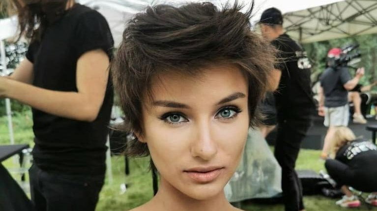 „Top Model”: Po roku od kontrowersyjnej metamorfozy Olga Król znów oddała się w ręce fryzjera gwiazd. Internauci oniemieli