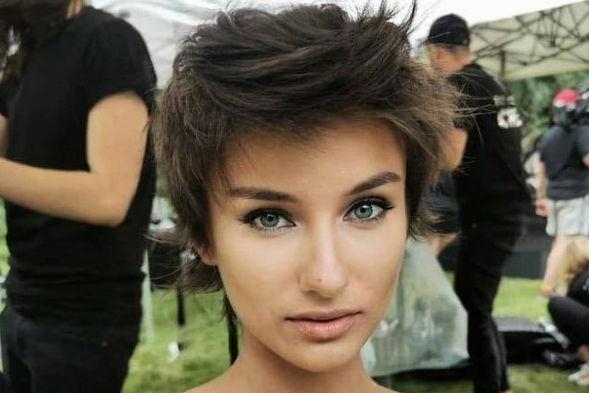 „Top Model”: Po roku od kontrowersyjnej metamorfozy Olga Król znów oddała się w ręce fryzjera gwiazd. Internauci oniemieli