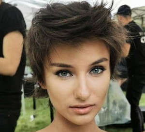 „Top Model”: Po roku od kontrowersyjnej metamorfozy Olga Król znów oddała się w ręce fryzjera gwiazd. Internauci oniemieli