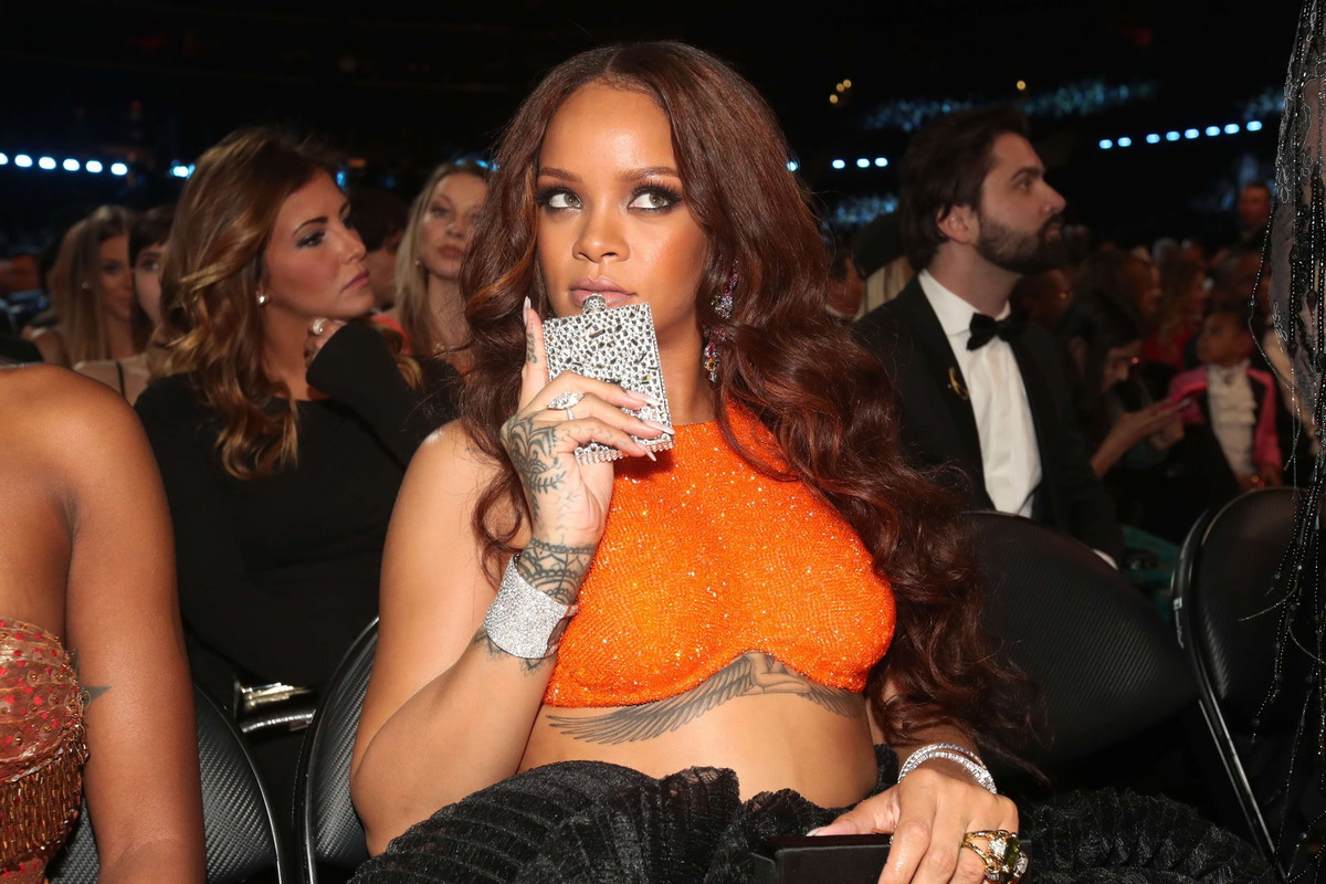Rihanna i jej diamentowa piersiówka
