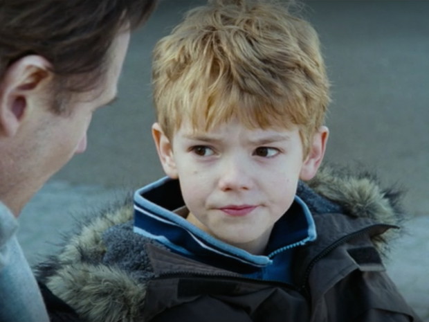 Thomas Brodie-Sangster jako Sam w To właśnie miłość