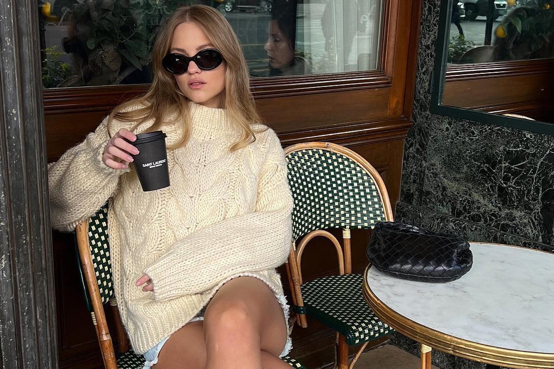 5 swetrów z golfem na jesień, które będziesz nosić non stop. Otulające modele sprawią, że nie zmarzniesz
