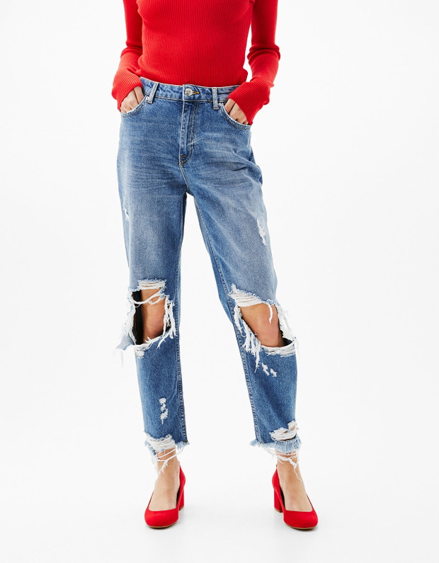 Jeansy Mom Fit z przetarciami na kolanach