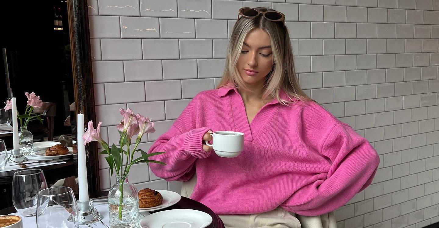 Jak nosić sweter jesienią 2022? 5 stylizacji prosto z Instagrama to recepta na udane zestawy