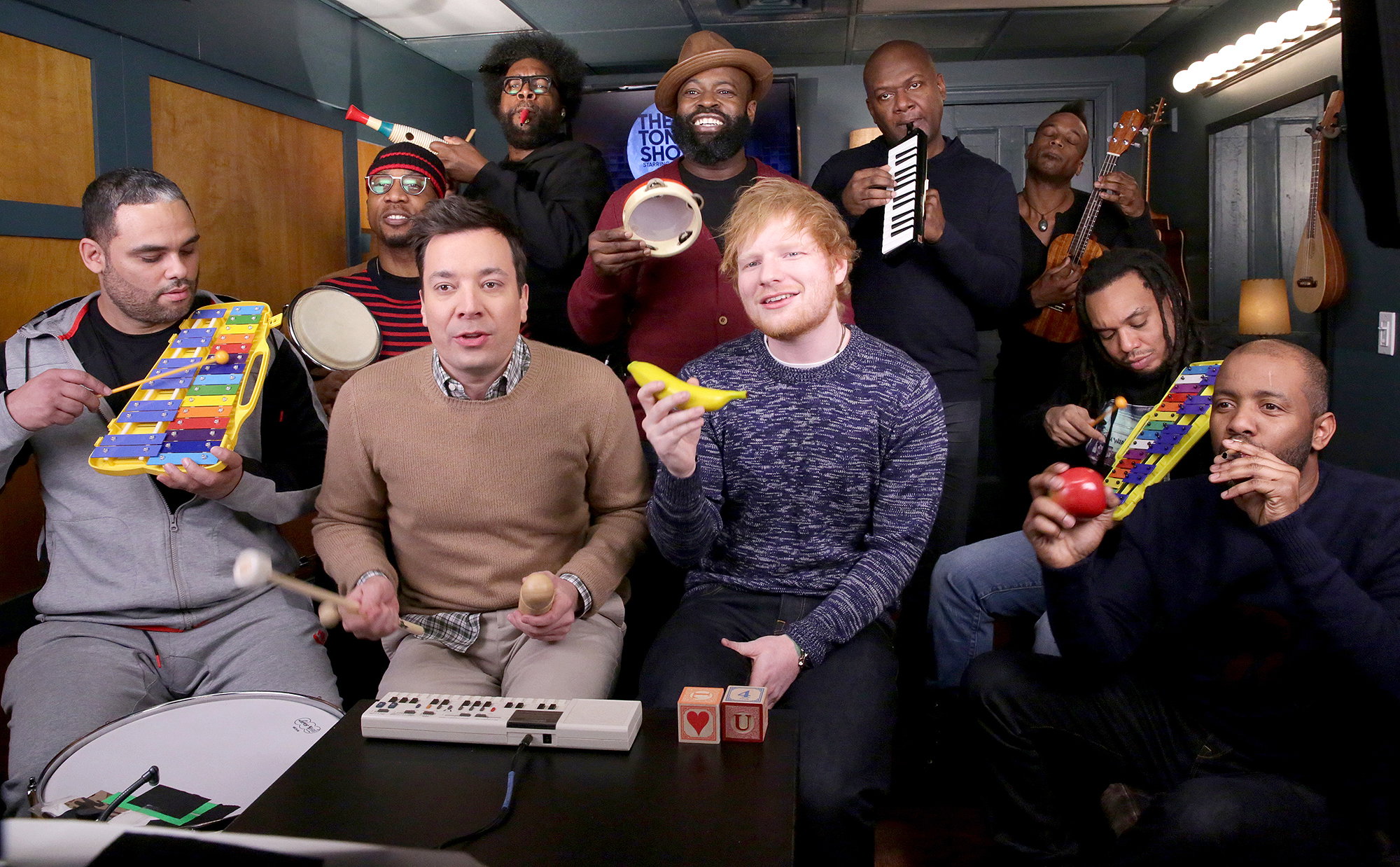 Ed Sheeran, Jimmy Fallon i zespół The Roots w hicie "Shape of You"