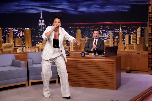 Alicia Keys śpiewa jak Adele, a Jimmy Fallon naśladuje Elvisa