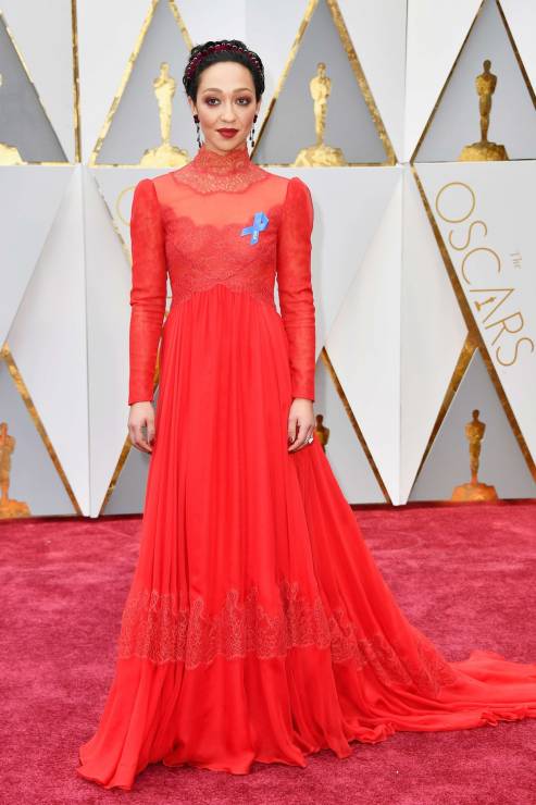 Ruth Negga, gwiazdy z niebieską wstążką demonstrują ochronę praw obywatelskich