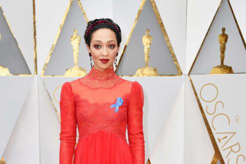 Ruth Negga, gwiazdy z niebieską wstążką demonstrują ochronę praw obywatelskich