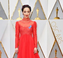 Ruth Negga, gwiazdy z niebieską wstążką demonstrują ochronę praw obywatelskich